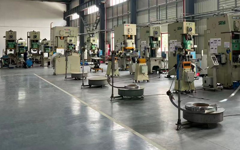 Hongshengjia Hardware besitzt jetzt einen Laser; Servo-numerische Stanzmaschine; Servobiegemaschinen; Automatisierte Nietmaschinen; CNC-Bearbeitungszentrum; CNC-Bearbeitungszentrum; CNC-Drehmaschine; Fräsmaschinen; Schleifmaschine, vollautomatische elektrostatische Sprühlinie; sowie eine Reihe von Bearbeitungsgeräten, wie z. B. unterstützende Montageleitungen, und gleichzeitig den Aufbau von Technologien mit professioneller Erfahrung und Teams in verschiedenen Abteilungen