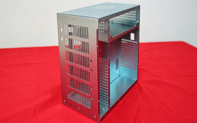 Hongshengjia Hardware besitzt jetzt einen Laser; Servo-numerische Stanzmaschine; Servobiegemaschinen; Automatisierte Nietmaschinen; CNC-Bearbeitungszentrum; CNC-Bearbeitungszentrum; CNC-Drehmaschine; Fräsmaschinen; Schleifmaschine, vollautomatische elektrostatische Sprühlinie; sowie eine Reihe von Bearbeitungsgeräten, wie z. B. unterstützende Montageleitungen, und gleichzeitig den Aufbau von Technologien mit professioneller Erfahrung und Teams in verschiedenen Abteilungen
